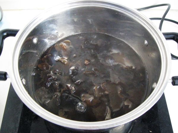 木须肉的做法操作步骤第4步：木耳放到开水中焯一下，捞出沥干。