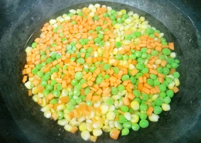 炒玉米的做法操作步骤第3步：锅中加水烧开，放入豌豆、玉米粒、胡萝卜煮至熟。