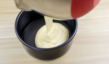 牛奶蜂蜜蛋糕的做法操作步骤第8步：（搅拌好的蛋糕糊比较浓稠，如果比较稀，不是蛋白没打厚就是搅拌时消泡了，会导致蛋糕发不起来，或者凹陷。）模具提前刷一层油，再倒入模具中