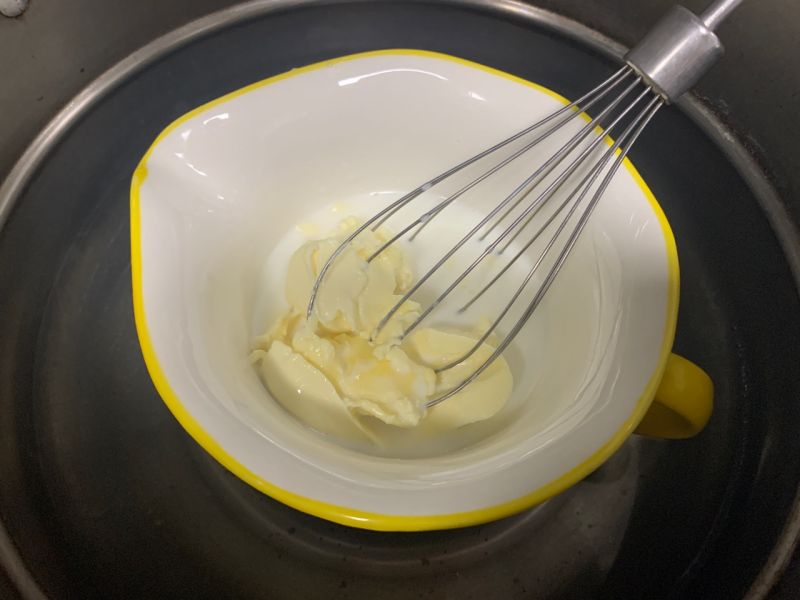 舒芙蕾的做法操作步骤第2步：奶油奶酪，牛奶，黄油隔热水融化搅拌至无颗粒