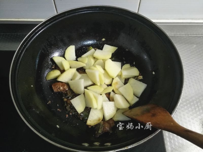 土豆烧菜花的做法操作步骤第6步：放入土豆中火煸炒