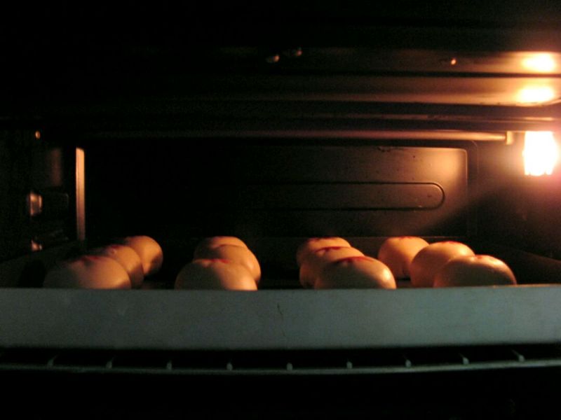 红豆沙印花酥皮的做法操作步骤第19步： 将酥皮送进预热好的烤箱中层，190度，25分钟左右，表面微黄，饼身膨胀；