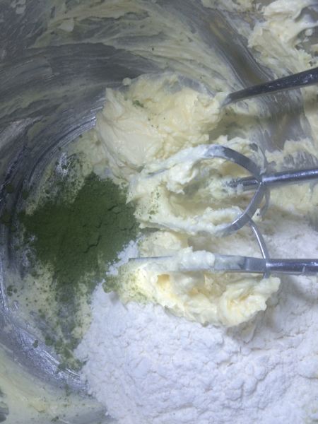 抹茶蔓越曲奇饼干的做法操作步骤第7步：加入抹茶粉，盐，过筛后的低筋面粉，拌匀。