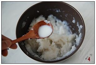 蓝莓山药泥的做法操作步骤第4步：再加入一点牛奶，这时山药泥更顺滑与更香甜