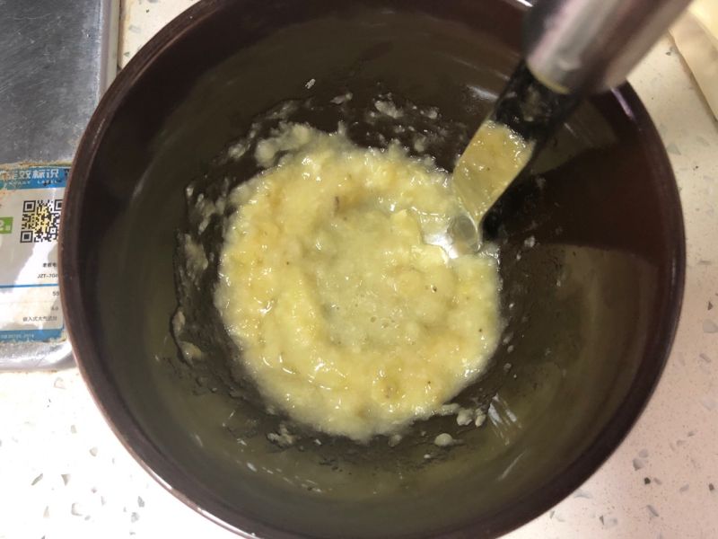 黄油香蕉松饼的做法操作步骤第1步：一根香蕉放在碗里压成泥备用