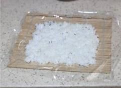 粢饭团的做法操作步骤第6步：用手把米饭压平整，手可以沾点凉水，就不会粘手了