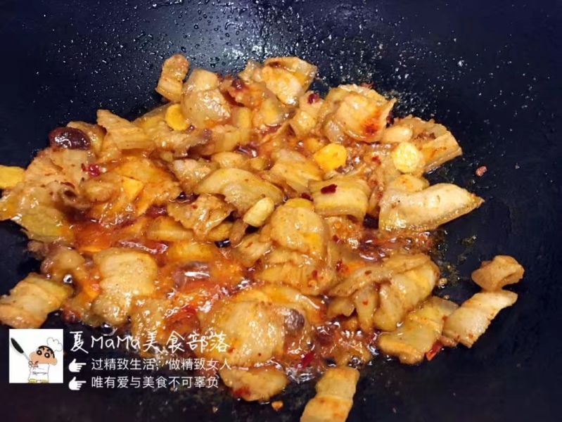 下饭菜～回锅肉的做法操作步骤第8步：翻炒至出红油