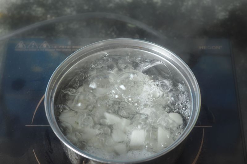 百香果汁的做法操作步骤第5步：加入10g冰糖，搅拌至糖融化，关火