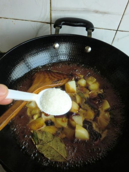 红烧土豆的做法操作步骤第10步：加入白糖和少许盐大火烧至15-20分钟。