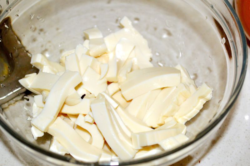 酸辣汤的做法操作步骤第1步：嫩豆腐切成长条。