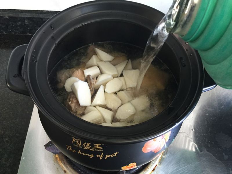 山药枸杞鸡汤的做法操作步骤第5步：放入山药，姜片，加入料酒和适量热开水；