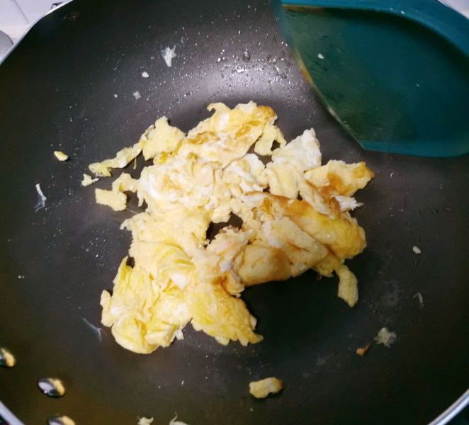 炒面的做法操作步骤第4步：下锅炒蛋，炒成碎蛋，要加点盐哦，起锅备用。
