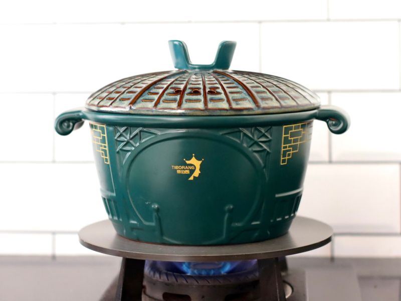 懒人卤味的做法操作步骤第8步：大火烧开后，盖上锅盖转中火炖煮30分钟即可。