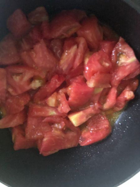 番茄鸡胸肉丸子汤的做法操作步骤第11步：将番茄下锅翻炒