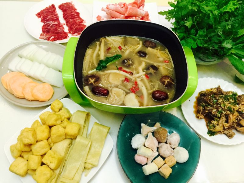 菌菇火锅汤底的做法操作步骤第8步：配上自己喜欢的肉和涮菜就可以开吃啦