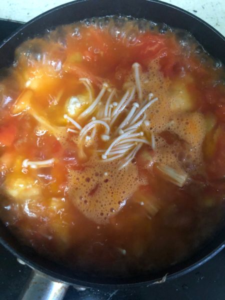 番茄鸡胸肉丸子汤的做法操作步骤第15步：再次煮开加适量盐调味