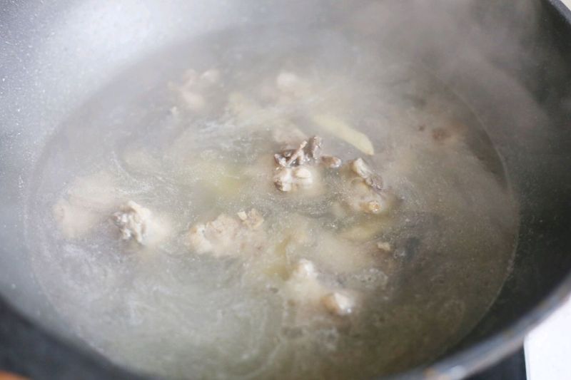 鸡汤的做法操作步骤第5步：两大碗水煮开捞出浮沫。