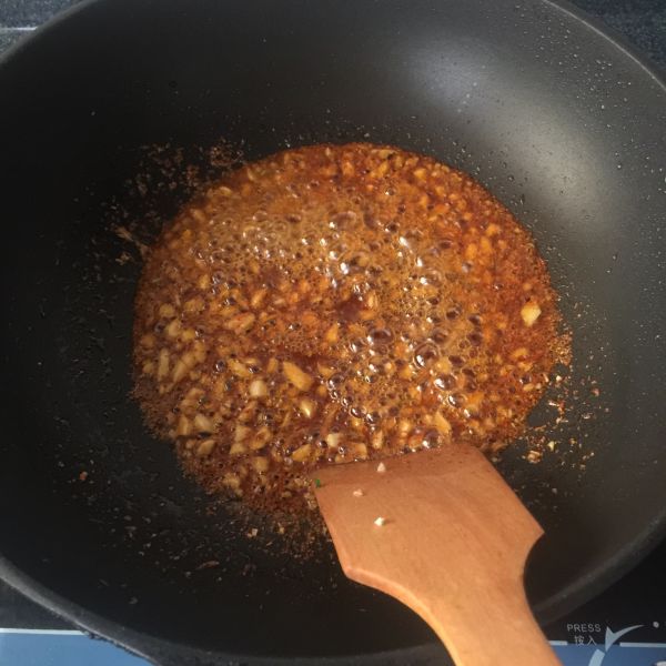 麻辣藕的做法操作步骤第8步：加入辣椒粉炒出红油