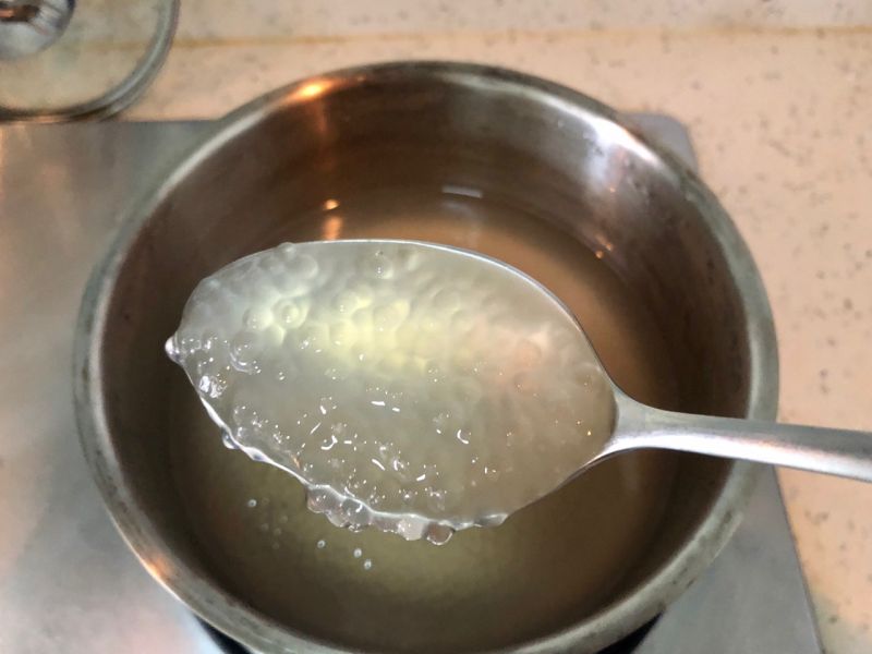 芒果椰汁西米露的做法操作步骤第3步：揭盖后发现西米已经变得完全透明 就说明西米煮好了