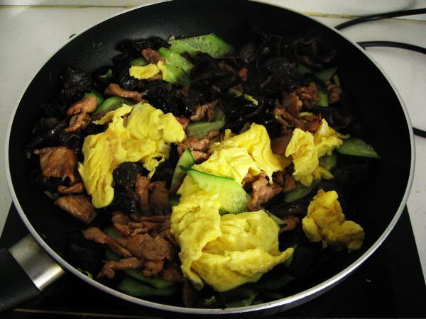 木须肉的做法操作步骤第13步：放入鸡蛋翻炒。