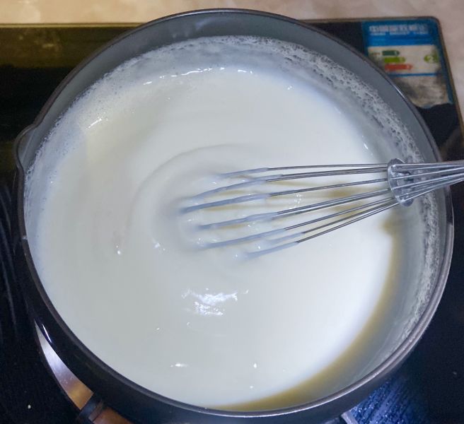 炸鲜奶的做法操作步骤第4步：锅底开始变糊状以后加快搅拌速度，因为后面变糊状速度很快，当全部形成牛奶糊并且开始冒大泡时就可以关火了
