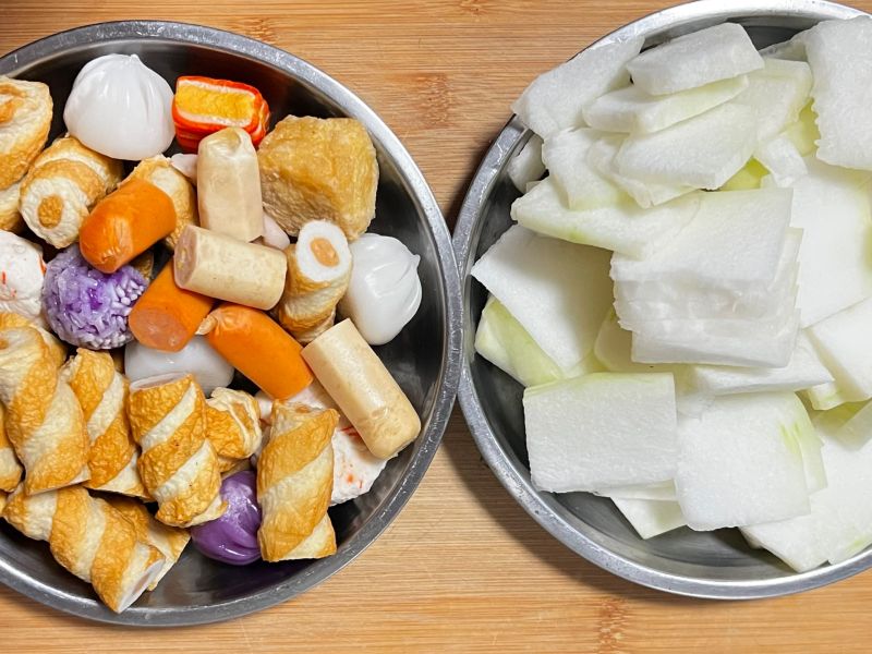 冬瓜火锅丸子汤的做法操作步骤第1步：冬瓜去皮切片。