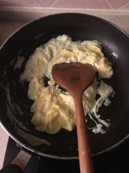 西葫炒鸡蛋的做法操作步骤第4步：锅中放油，烧制7成热，倒入蛋液炒散。