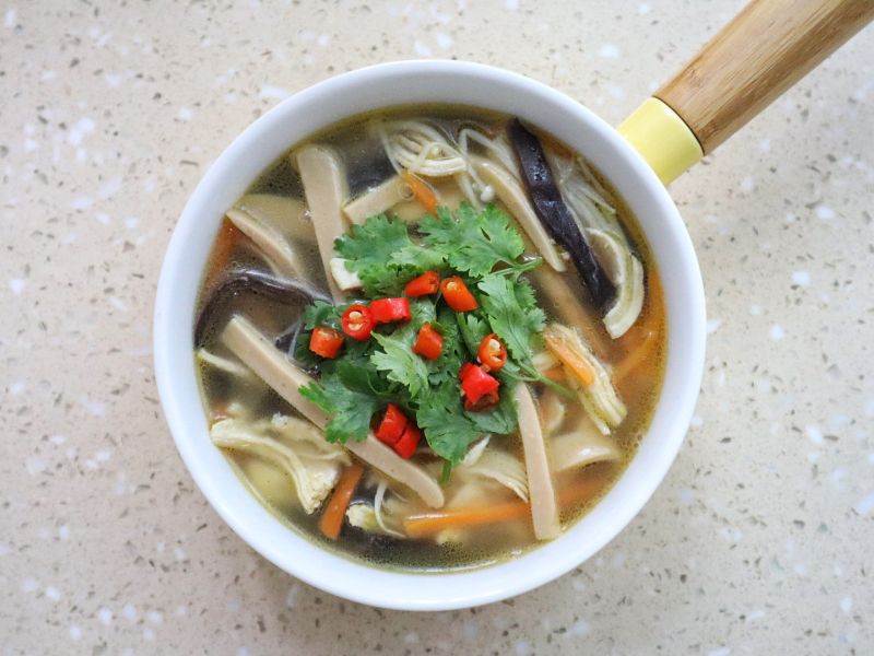 鲜辣汤的做法操作步骤第12步：把汤盛入碗中，撒上香菜和小米辣即可。