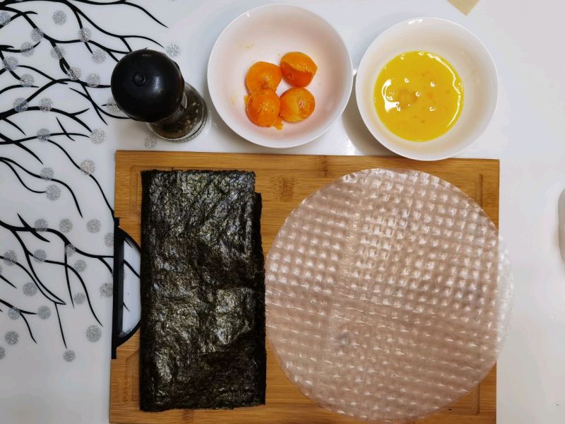 咸蛋黄海苔脆的做法操作步骤第2步：准备材料。