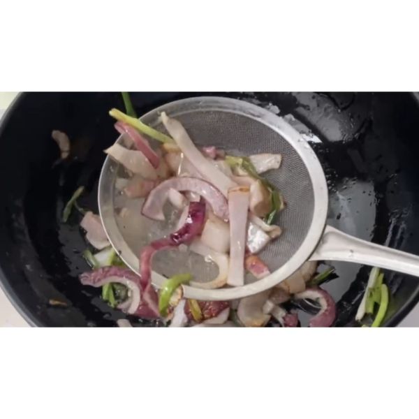 羊蝎子火锅的做法操作步骤第8步：这个状态就可以把洋葱和葱段捞出来