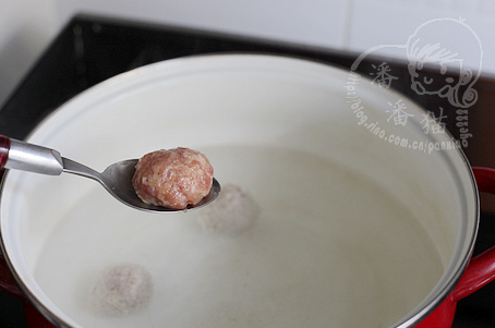 冬瓜汆丸子汤的做法操作步骤第7步：做一锅清水，水微开转小火，下入用勺子团好的丸子。