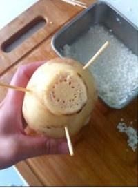 桂花糯米藕的做法操作步骤第5步：装满米后，将切下来的盖子放回原处，用牙签深入固定