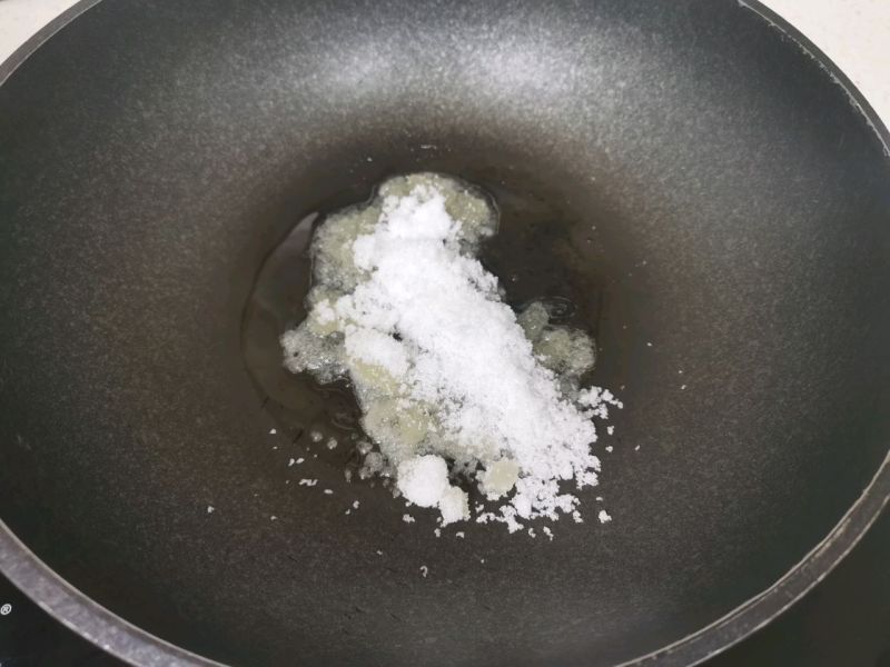 卤鸭的做法操作步骤第3步：首先第一步，炒糖色锅内倒入少量一点点油，加入一小碗白糖