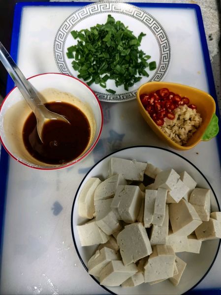 家常豆腐的做法操作步骤第1步：豆腐切块，蒜末，小米辣，葱花适量备用，生抽+蚝油+白糖+醋+淀粉搅拌均匀