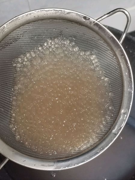 夏季饮品的做法操作步骤第3步：使用漏网捞出放在小碗内备用