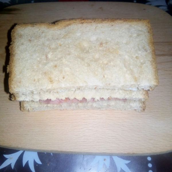 咸鲜三明治的做法操作步骤第7步：叠上一片吐司片，压实，咸鲜三明治做好。