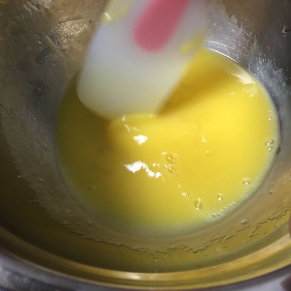芒果慕斯蛋糕的做法操作步骤第9步：最后一片吉利丁片软化后放入60g热水融化后放入剩下的50g芒果泥搅拌均匀