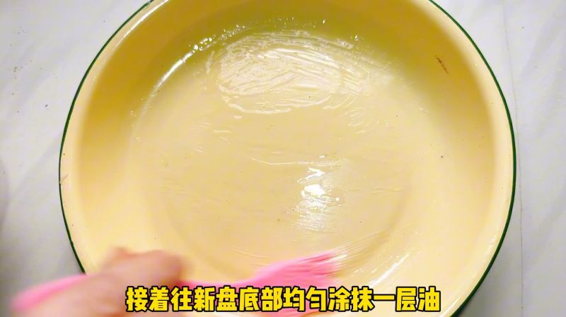 手工蒸南瓜饼的做法操作步骤第5步：盘底抹油