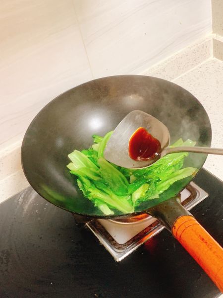 蚝油生菜的做法操作步骤第6步：加入适量蚝油