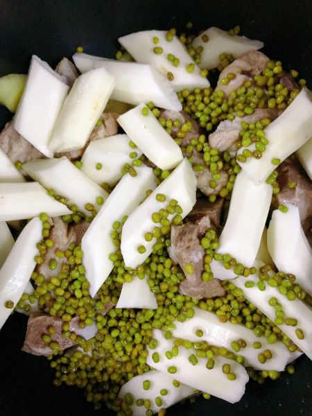 绿豆淮山猪骨汤的做法操作步骤第5步：放入冲洗干净的绿豆