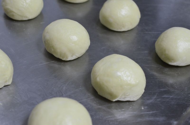 淡奶油华夫饼（发酵版）的做法操作步骤第4步：平均分割成10等份，滚圆，继续发酵15分钟