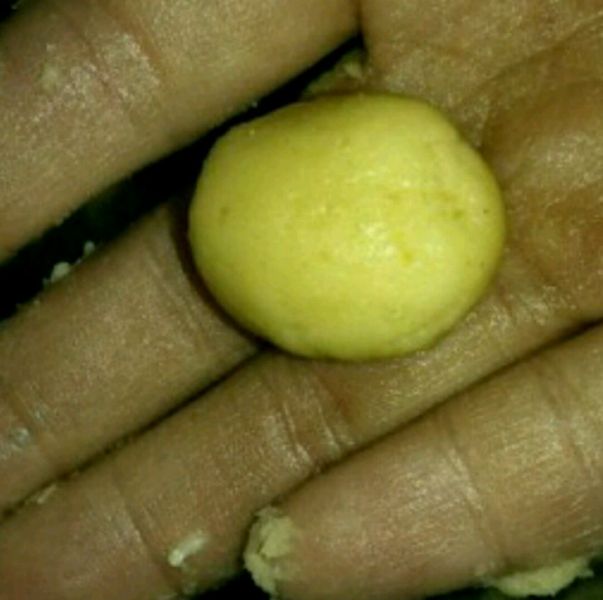 桃酥的做法操作步骤第4步：分成40克左右的面团，团圆，沾芝麻按扁。会产生自然的裂纹。