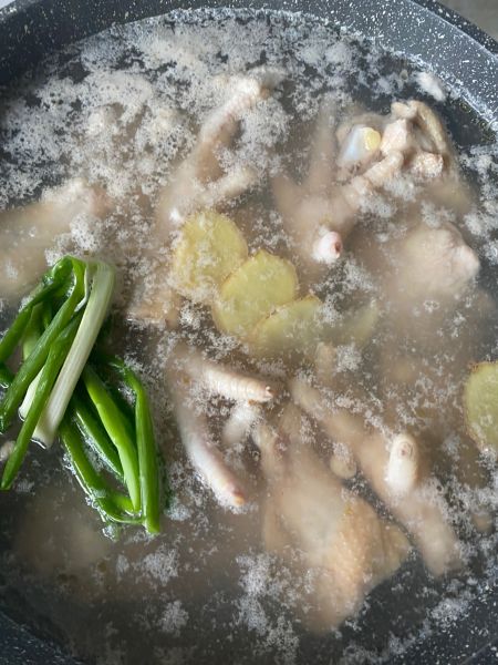 卤味的做法操作步骤第1步：所有的肉类食材凉水下锅，加去腥三件套（料酒、葱、姜）煮开去浮沫；