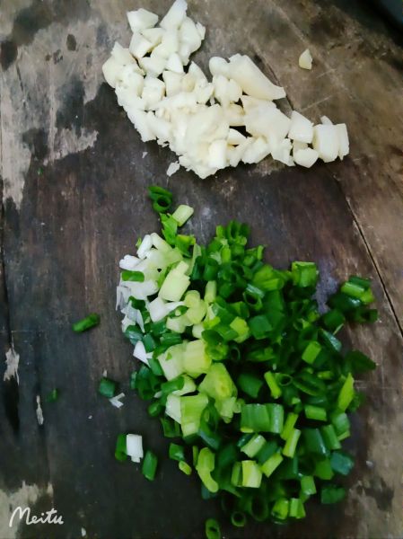 黄豆焖茄子的做法操作步骤第3步：蒜头去皮剁碎，葱洗干净切成小段
