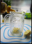 蜂蜜柠檬水的做法操作步骤第1步：新鲜柠檬切片（每次三至四片即可），放入水杯中。