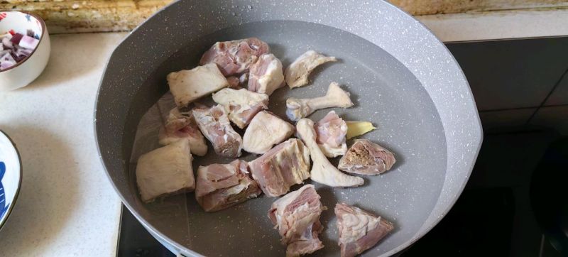 腊鸭莴笋煲的做法操作步骤第1步：腊鸭腿冷水焯水。