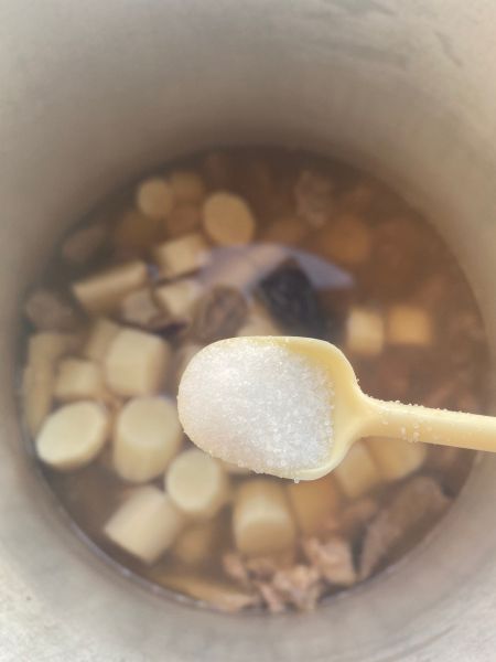 红枣山药牛肉汤的做法操作步骤第6步：加入一小勺盐调味