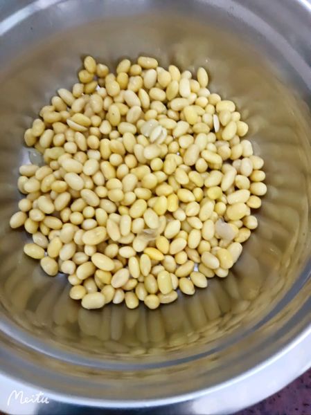 黄豆焖茄子的做法操作步骤第4步：黄豆沥干水分