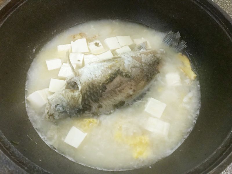鲫鱼豆腐汤的做法操作步骤第7步：煮至汤水变白。