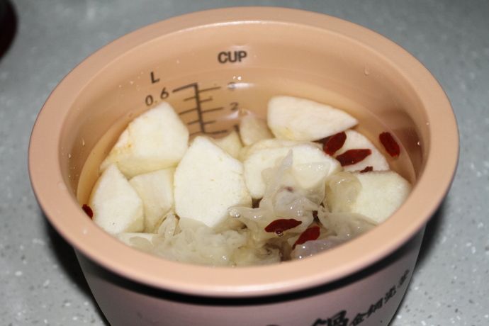 冰糖雪梨银耳汤的做法操作步骤第4步：加入适量的清水，水量不过超电饭煲最高水位